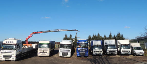Unser Fuhrpark: Vom Transporter über verschiedene LKW's bis zum Hängerzug mit Ladekran